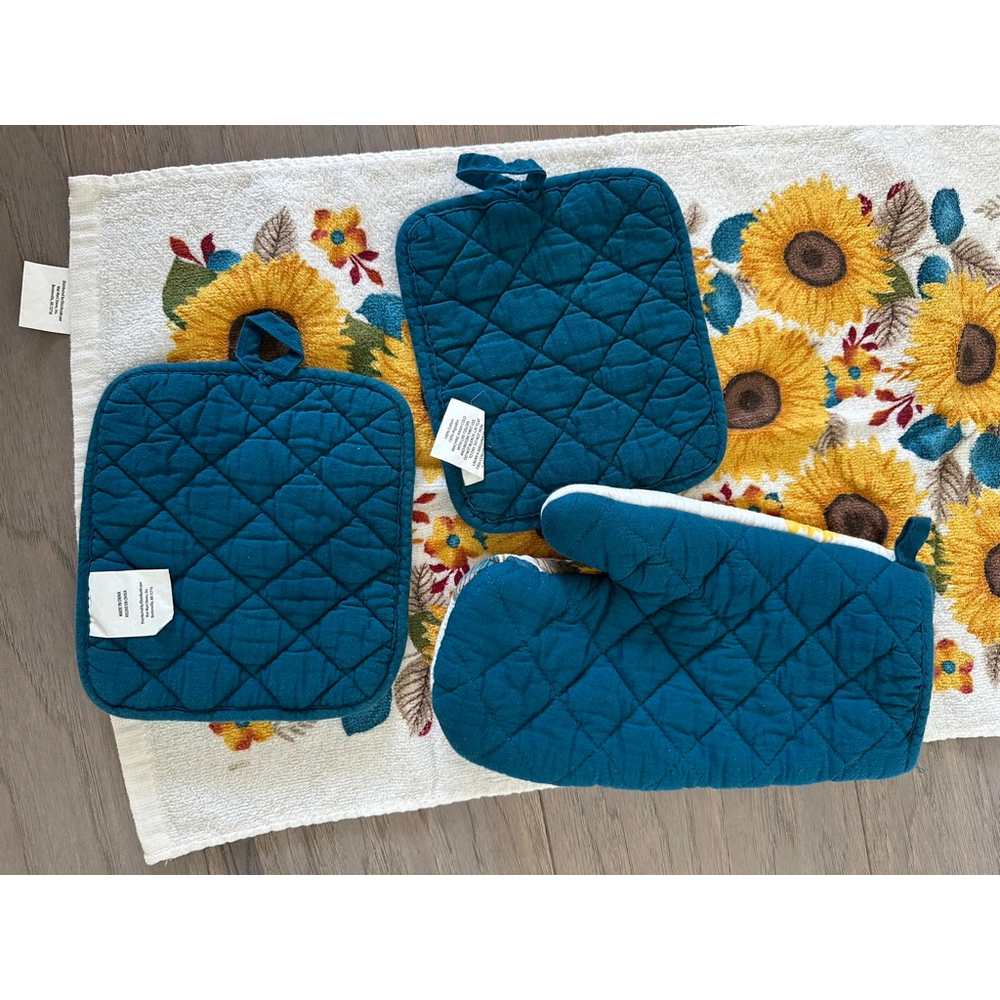 Sunflower Kitchen Towel Hot Pads and Oven Mitt Set - Picture 2 of 5